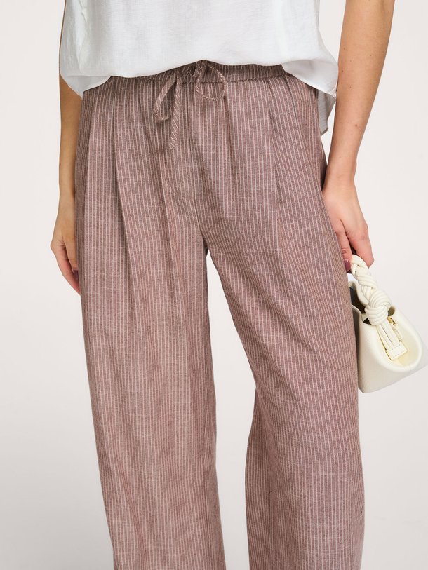 Ontdek de Jiho katoenmix gestreepte broek van Co'Couture in de kleur Bruin bij Orangebag. Op werkdagen voor 21:45 besteld, morgen in huis.