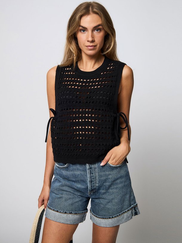 Ontdek de Ian katoenen opengewerkte top van Dante 6 in de kleur zwart bij Orangebag. Op werkdagen voor 21:45 besteld, morgen in huis.