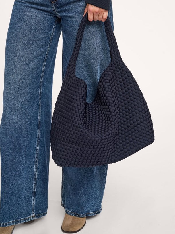 Marrea Braided Bucket Handtas Large - Donkerblauw Ontdek de Braided bucket handtas large van Marrea in de kleur donkerblauw bij Orangebag. Op werkdagen voor 21:45 besteld, morgen in huis.
