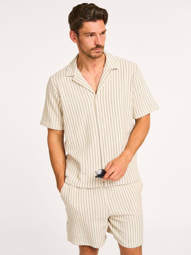 Ontdek de Lesley katoenmix overhemd met gestreept dessin van Les Deux in de kleur zand bij Orangebag. Op werkdagen voor 21:45 besteld, morgen in huis.