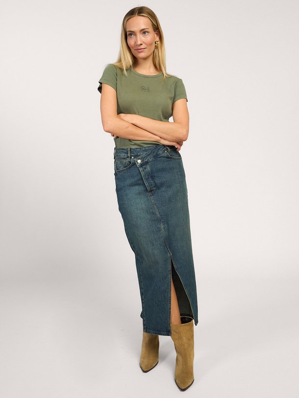 Ontdek de Dalvi maxi denim rok van My Essential Wardrobe in de kleur blauw bij Orangebag. Op werkdagen voor 21:45 besteld, morgen in huis.