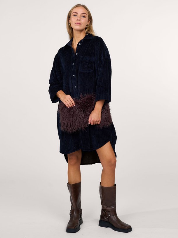 Ontdek de Gladys katoenen ribcord jurk van Bellerose in de kleur donkerblauw bij Orangebag. Op werkdagen voor 21:45 besteld, morgen in huis.