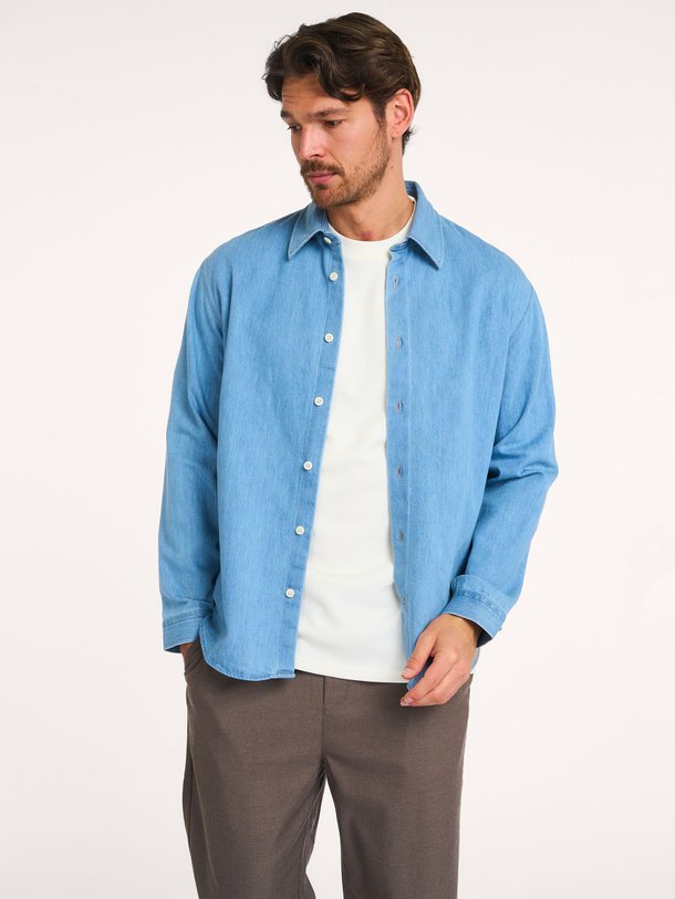 Ontdek de Casper denim overhemd van NN.07 in de kleur Blauw bij Orangebag. Op werkdagen voor 21:45 besteld, morgen in huis.
