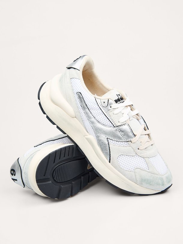 Ontdek de Mercury Elite lederen metallic sneakers van Diadora in de kleur Zilverkleur bij Orangebag. Op werkdagen voor 21:45 besteld, morgen in huis.