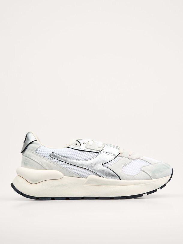 Ontdek de Mercury Elite lederen metallic sneakers van Diadora in de kleur Zilverkleur bij Orangebag. Op werkdagen voor 21:45 besteld, morgen in huis.