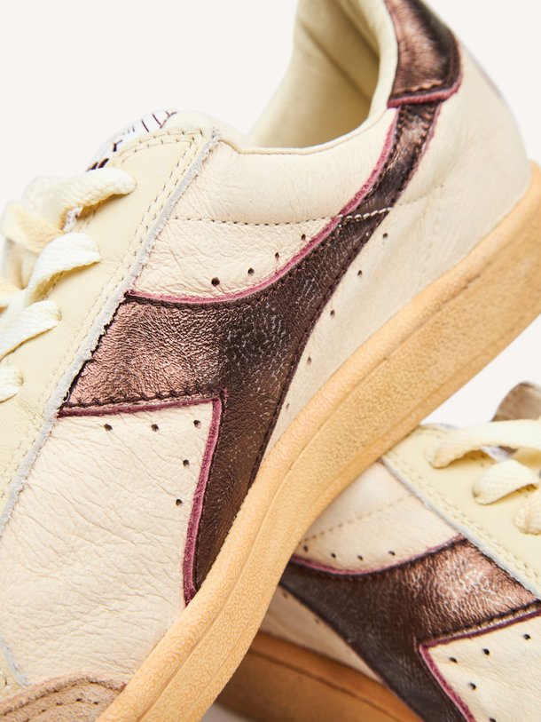 Ontdek de Prestige Aged Italia lederen sneakers van Diadora in de kleur Zand bij Orangebag. Op werkdagen voor 21:45 besteld, morgen in huis.