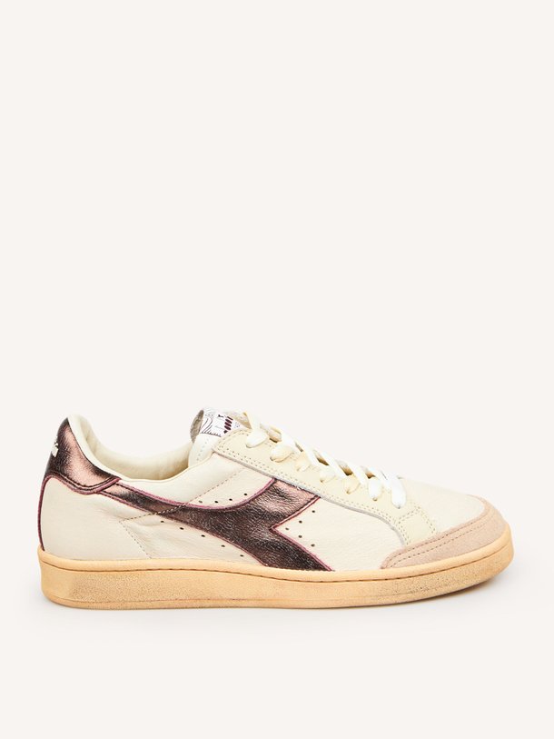 Ontdek de Prestige Aged Italia lederen sneakers van Diadora in de kleur Zand bij Orangebag. Op werkdagen voor 21:45 besteld, morgen in huis.
