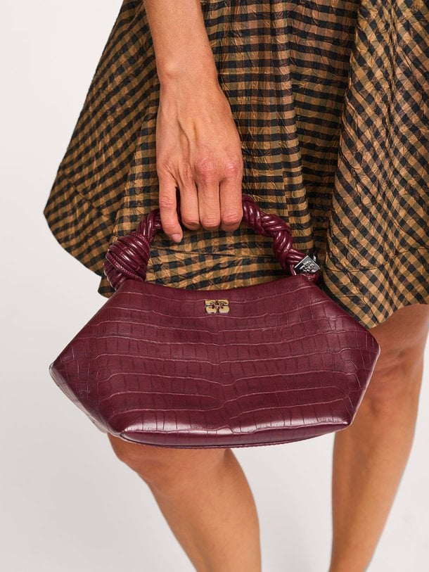 Ontdek de Bou small croco crossbody bag van Ganni in de kleur Bordeauxrood bij Orangebag. Op werkdagen voor 21:45 besteld, morgen in huis.