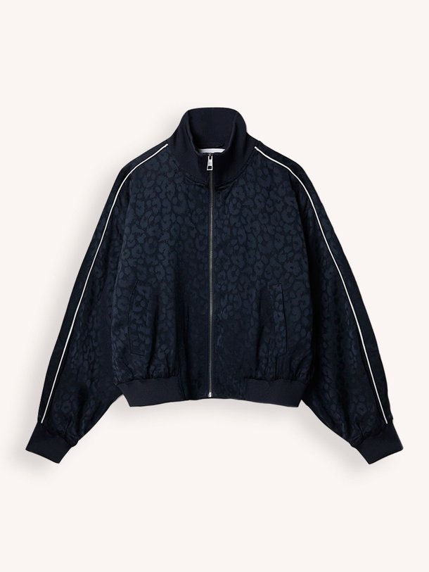 Ontdek de Thara viscosemix jasje met print van Lala Berlin in de kleur Donkerblauw bij Orangebag. Op werkdagen voor 21:45 besteld, morgen in huis.
