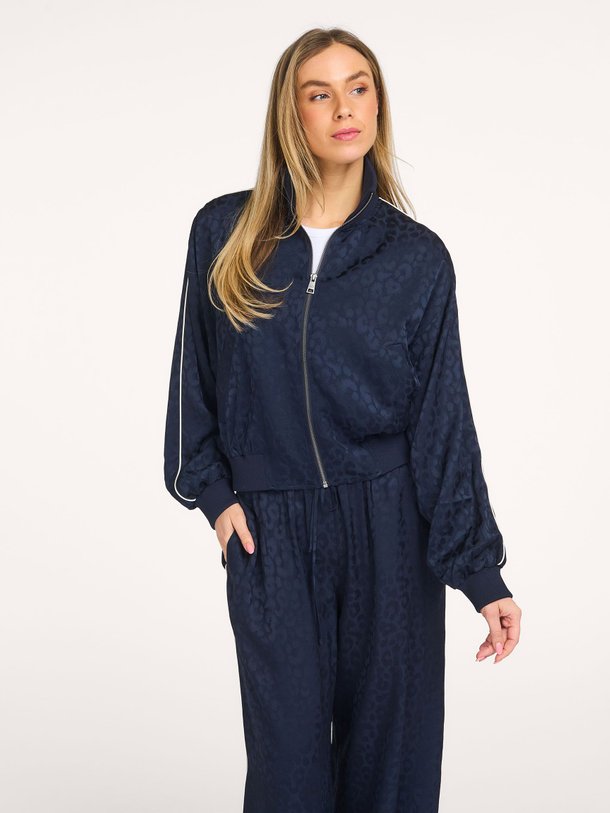 Ontdek de Thara viscosemix jasje met print van Lala Berlin in de kleur Donkerblauw bij Orangebag. Op werkdagen voor 21:45 besteld, morgen in huis.