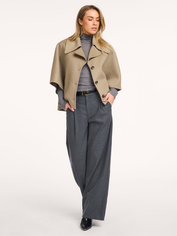 Ontdek de Lodé wolmix mantel van Alter Ego in de kleur Kaki bij Orangebag. Op werkdagen voor 21:45 besteld, morgen in huis.