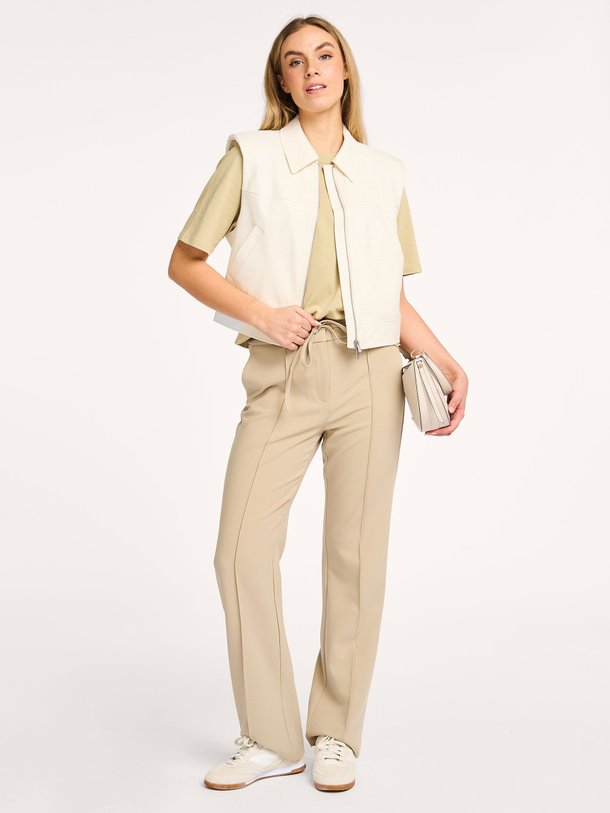 Ontdek de Viscosemix flared broek van Yaya in de kleur olijfgroen bij Orangebag. Op werkdagen voor 21:45 besteld, morgen in huis.