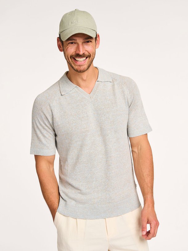 Ontdek de Cale linnen gemêleerde polo van NN.07 in de kleur grijs bij Orangebag. Op werkdagen voor 21:45 besteld, morgen in huis.