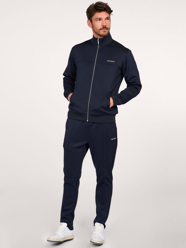 Ontdek de Ballier jersey joggingbroek van Les Deux in de kleur donkerblauw bij Orangebag. Op werkdagen voor 21:45 besteld, morgen in huis.