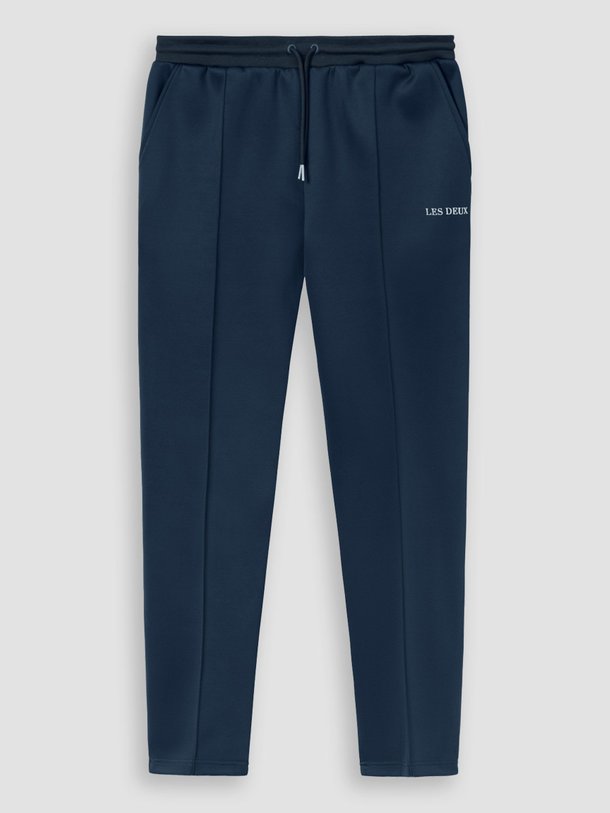 Ontdek de Ballier jersey joggingbroek van Les Deux in de kleur donkerblauw bij Orangebag. Op werkdagen voor 21:45 besteld, morgen in huis.