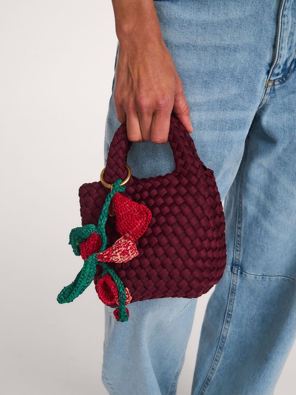 Ontdek de Clochette raffia bag charm van Vanessa Bruno in de kleur Rood bij Orangebag. Op werkdagen voor 21:45 besteld, morgen in huis.