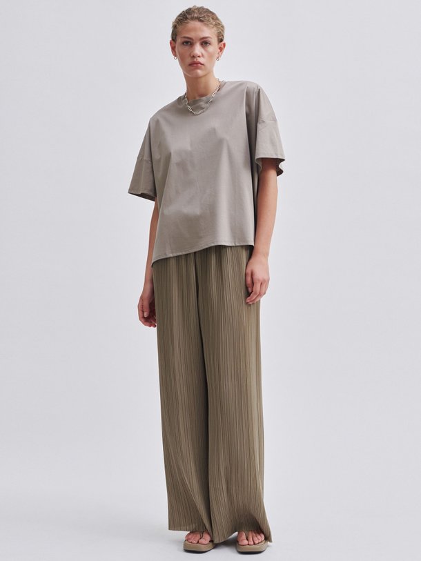 Ontdek de Tracy geweven plissé broek van Second Female in de kleur lichtbruin bij Orangebag. Op werkdagen voor 21:45 besteld, morgen in huis.