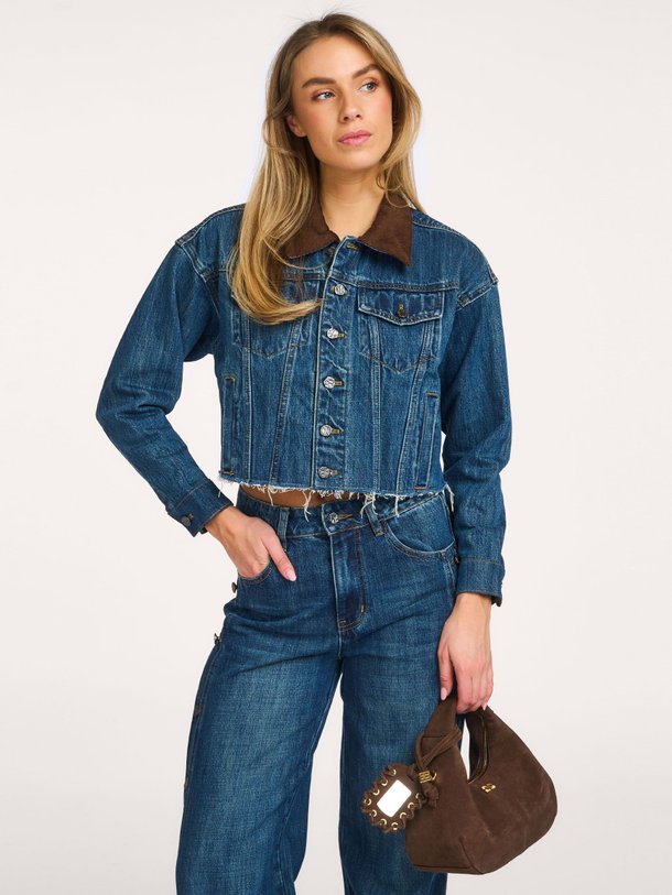 Ontdek de Denize denim cropped jack van Haute L'Amitié in de kleur Blauw bij Orangebag. Op werkdagen voor 21:45 besteld, morgen in huis.