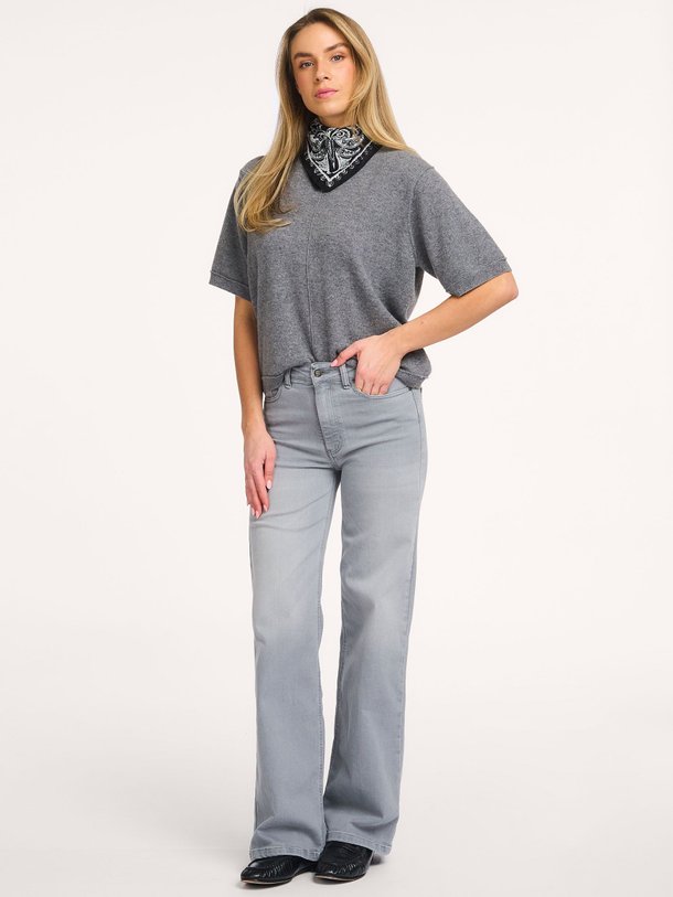 Ontdek de Palazzo mid waist flared fit stretch jeans van Lois in de kleur Grijs bij Orangebag. Op werkdagen voor 21:45 besteld, morgen in huis.