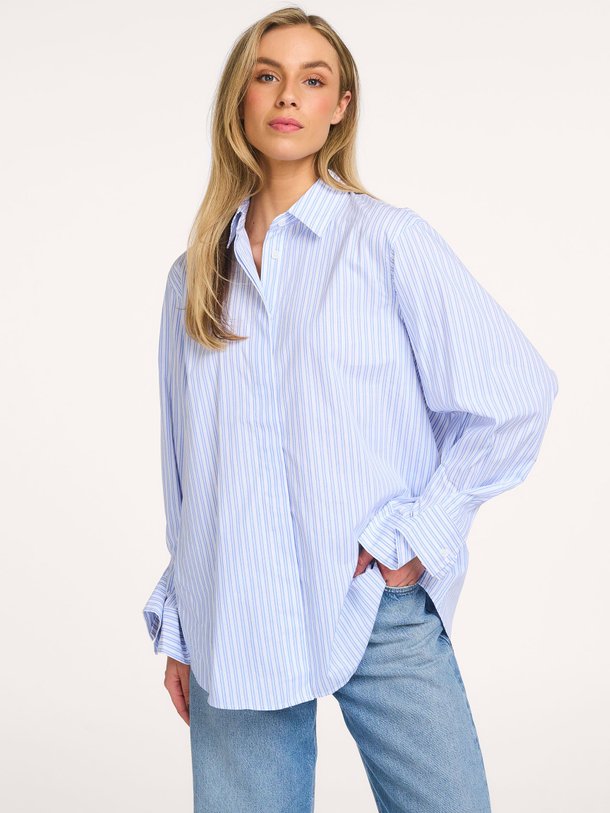 Ontdek de Abby katoenen gestreepte blouse met print van Sofie Schnoor in de kleur Blauw bij Orangebag. Op werkdagen voor 21:45 besteld, morgen in huis.