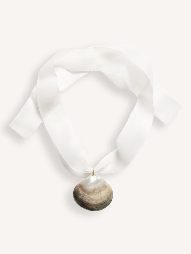 Ontdek de Satijnen halsketting met schelp van Anni Lu in de kleur Ecru bij Orangebag. Op werkdagen voor 21:45 besteld, morgen in huis.