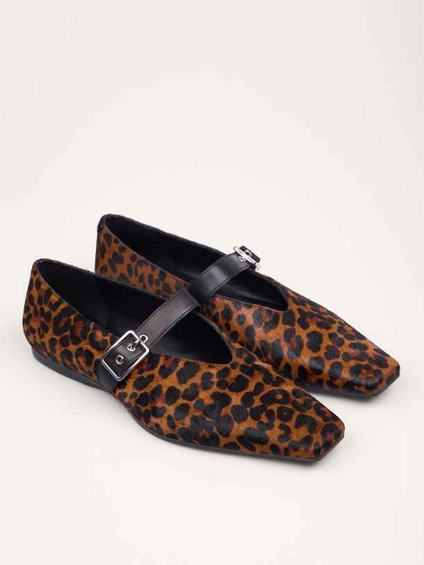 Ontdek de Wioletta lederen pony hair ballerina's van Vagabond Shoemakers in de kleur bruin bij Orangebag. Op werkdagen voor 21:45 besteld, morgen in huis.