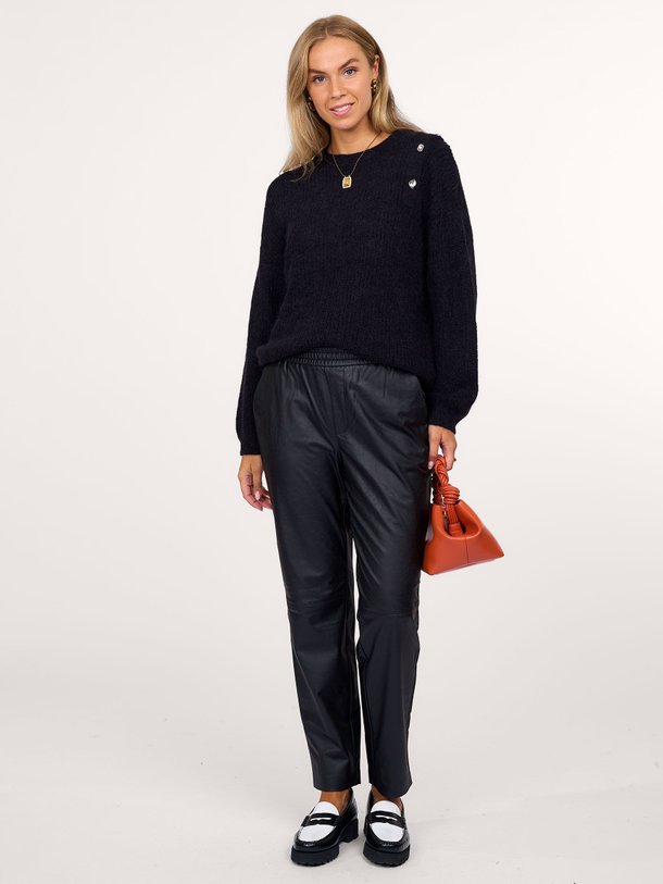 Ontdek de Geza leatherlook broek van Dante 6 in de kleur zwart bij Orangebag. Op werkdagen voor 21:45 besteld, morgen in huis.