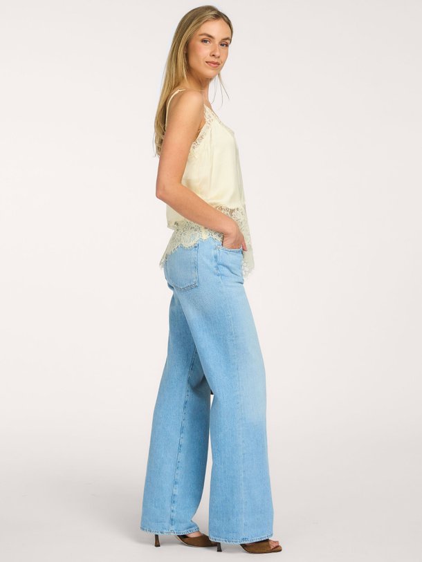 Ontdek de elegante Wilina Strap Top van Second Female bij Orangebag. Een verfijnde top met prachtige kanten details, perfect voor een stijlvolle look.