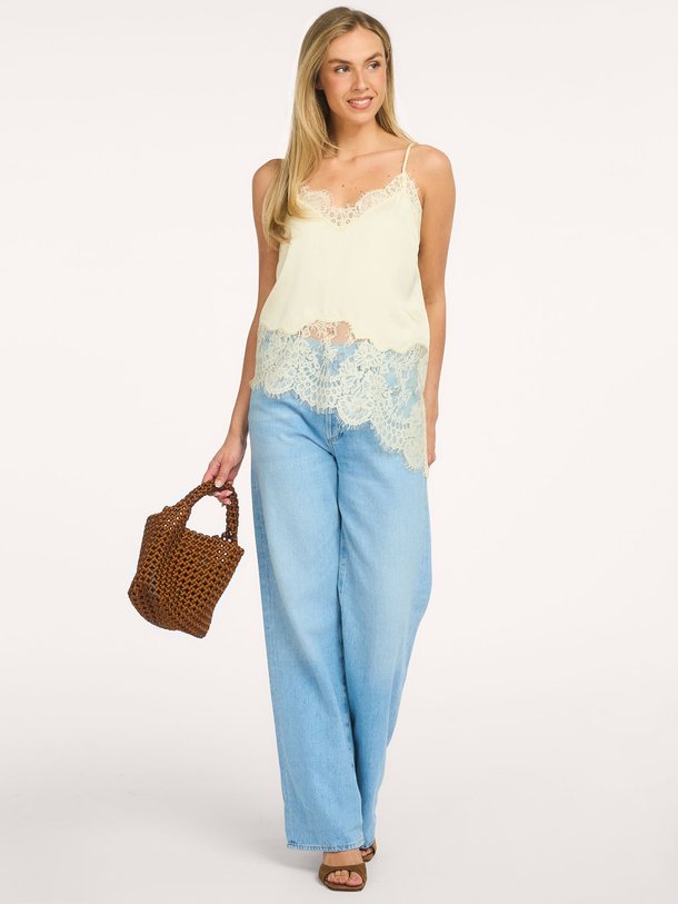 Ontdek de elegante Wilina Strap Top van Second Female bij Orangebag. Een verfijnde top met prachtige kanten details, perfect voor een stijlvolle look.
