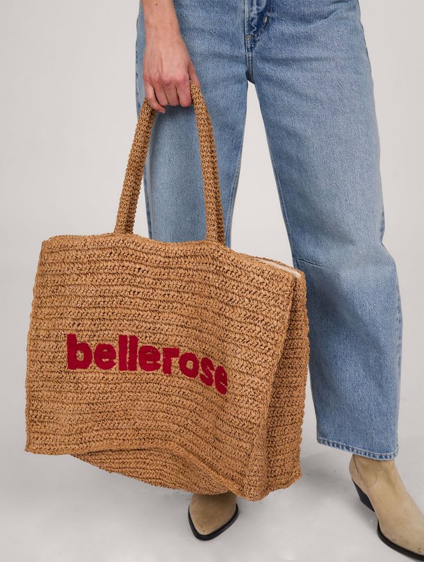 Ontdek de Itop gevlochten logo shopper van Bellerose in de kleur zand bij Orangebag. Op werkdagen voor 21:45 besteld, morgen in huis.