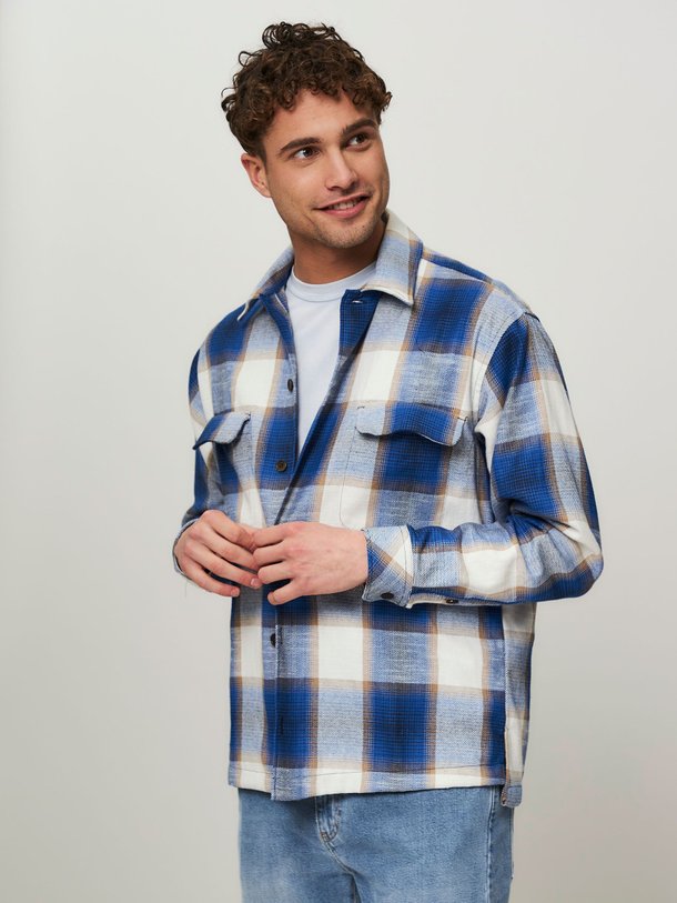 Ontdek de Castor katoenmix overshirt met dessin van Samsoe Samsoe in de kleur blauw bij Orangebag. Op werkdagen voor 21:45 besteld, morgen in huis.