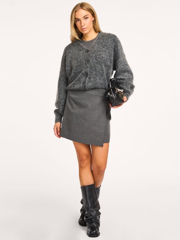 Ontdek de Paula viscosemix gemêleerde overslagrok van Gestuz in de kleur donkergrijs bij Orangebag. Op werkdagen voor 21:45 besteld, morgen in huis.