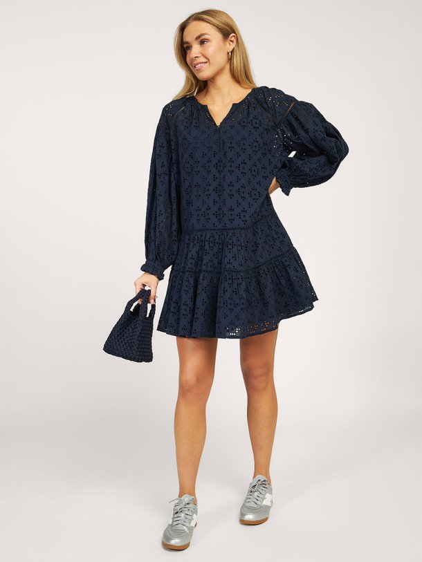 Ontdek de Inez katoenen jurk met broderie van By-Bar in de kleur donkerblauw bij Orangebag. Op werkdagen voor 21:45 besteld, morgen in huis.