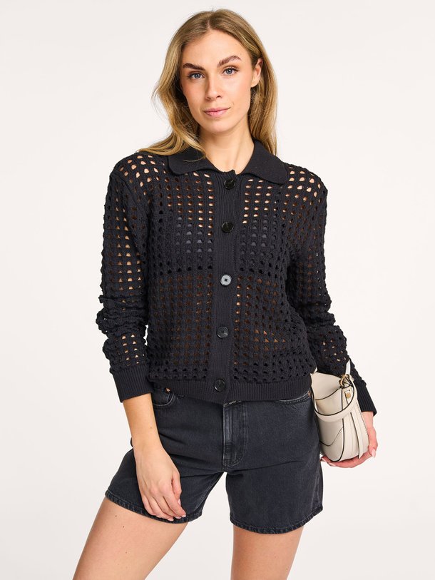 Ontdek de Trixie katoenmix opengewerkt vest van Knit-ted in de kleur zwart bij Orangebag. Op werkdagen voor 21:45 besteld, morgen in huis.