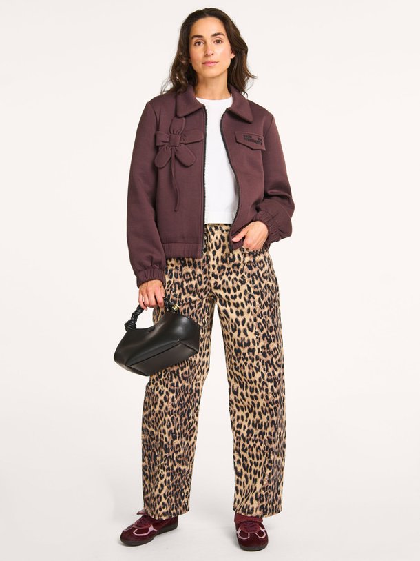 Ontdek de Joanne viscosemix jasje met applicatie van Baum und Pferdgarten in de kleur Bordeauxrood bij Orangebag. Op werkdagen voor 21:45 besteld, morgen in huis.