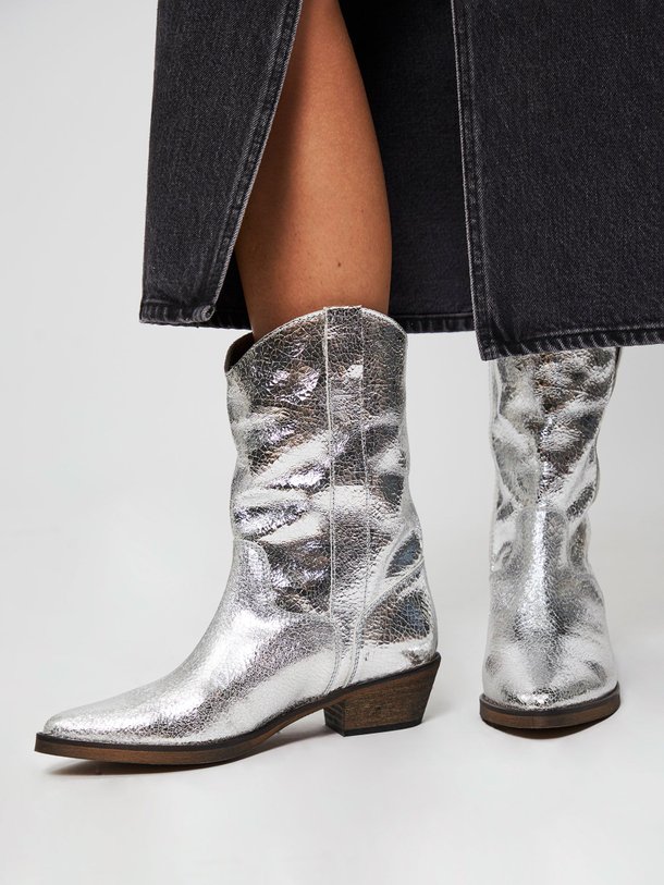 Ontdek de Tracy lederen metallic westernlook lage laarzen van Ivylee Copenhagen in de kleur zilverkleur bij Orangebag. Op werkdagen voor 21:45 besteld, morgen in huis.