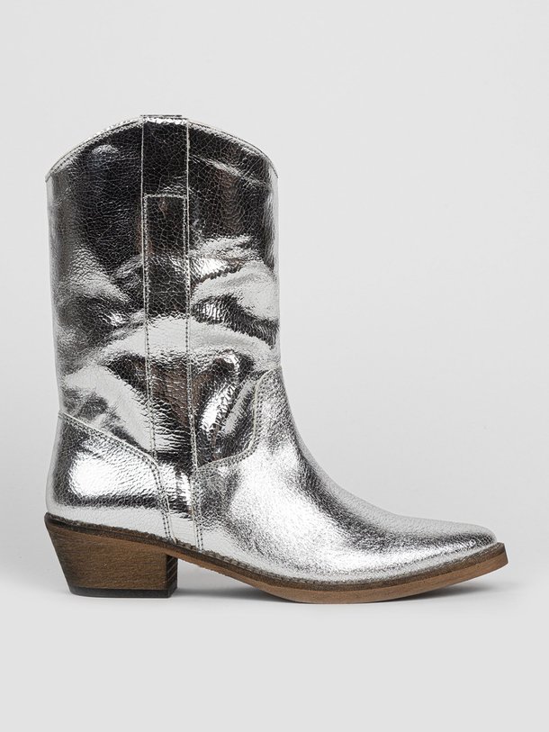 Ontdek de Tracy lederen metallic westernlook lage laarzen van Ivylee Copenhagen in de kleur zilverkleur bij Orangebag. Op werkdagen voor 21:45 besteld, morgen in huis.