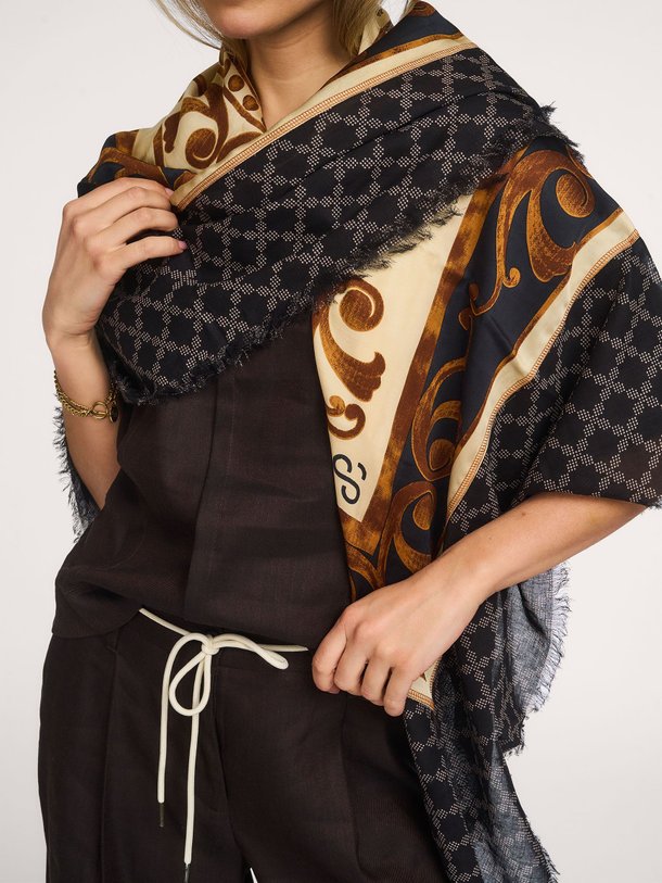 Ontdek de Viscose sjaal met dessin van Summum in de kleur Zwart bij Orangebag. Op werkdagen voor 21:45 besteld, morgen in huis.