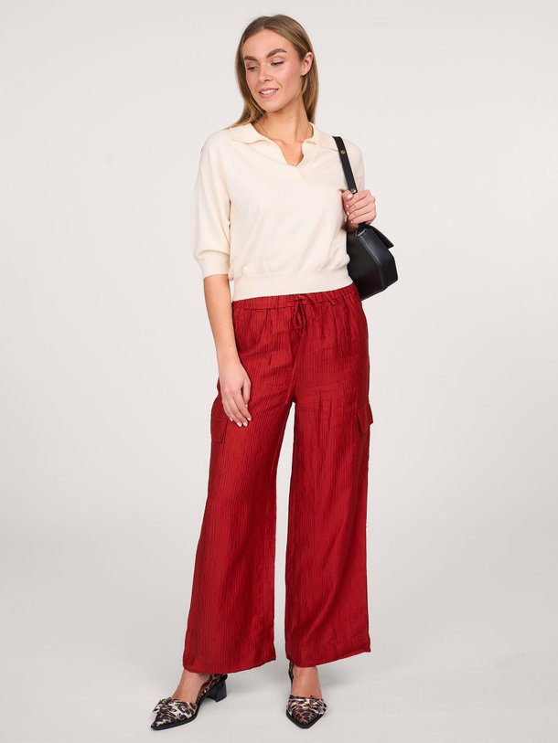 Ontdek de Loreen viscosemix plissé broek van Frnch in de kleur steenrood bij Orangebag. Op werkdagen voor 21:45 besteld, morgen in huis.