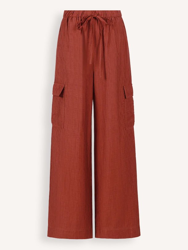 Ontdek de Loreen viscosemix plissé broek van Frnch in de kleur steenrood bij Orangebag. Op werkdagen voor 21:45 besteld, morgen in huis.