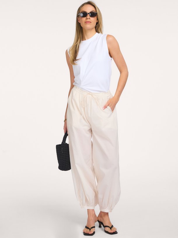 Ontdek de Avida Trousers van Second Female bij Orangebag. Op werkdagen voor 21:45 besteld, morgen in huis.