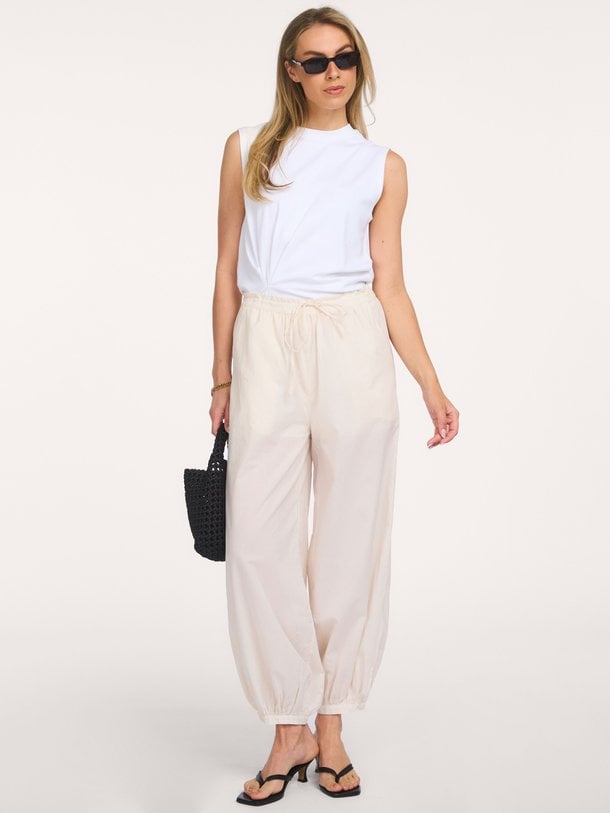 Ontdek de Avida Trousers van Second Female bij Orangebag. Op werkdagen voor 21:45 besteld, morgen in huis.