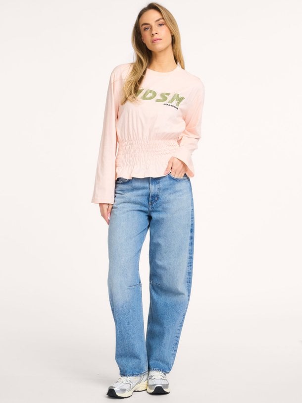 Ontdek de Bari organic cotton T-shirt met print van Modstrom in de kleur Lichtroze bij Orangebag. Op werkdagen voor 21:45 besteld, morgen in huis.