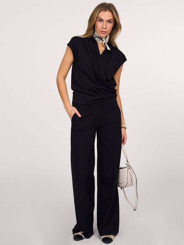 Ontdek de Flora rayonmix stretch wide leg broek van Knit-ted in de kleur zwart bij Orangebag. Op werkdagen voor 21:45 besteld, morgen in huis.