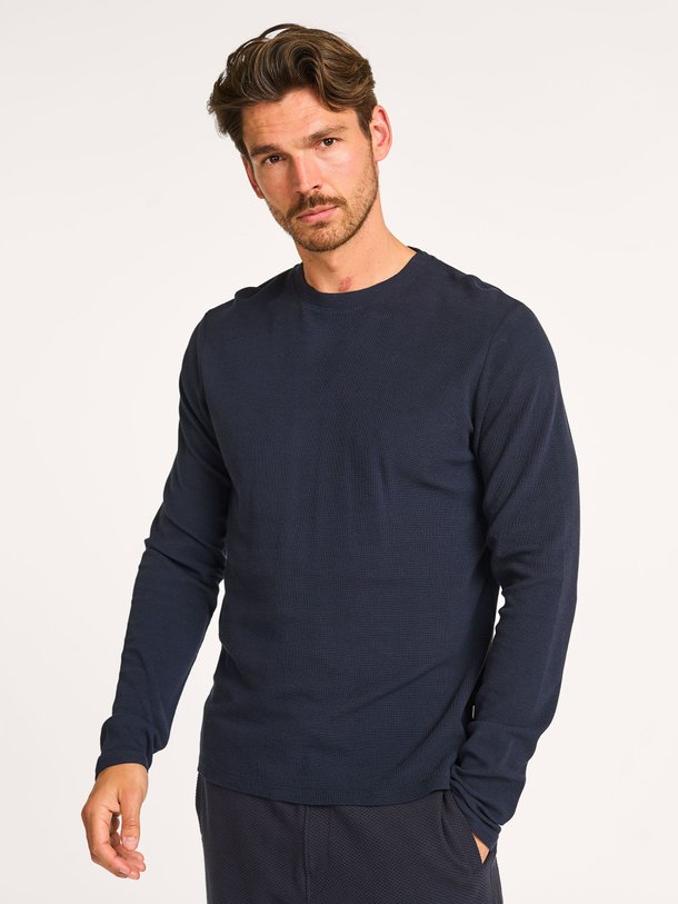 Ontdek de Clive modalmix longsleeve met structuur van NN.07 in de kleur donkerblauw bij Orangebag. Op werkdagen voor 21:45 besteld, morgen in huis.