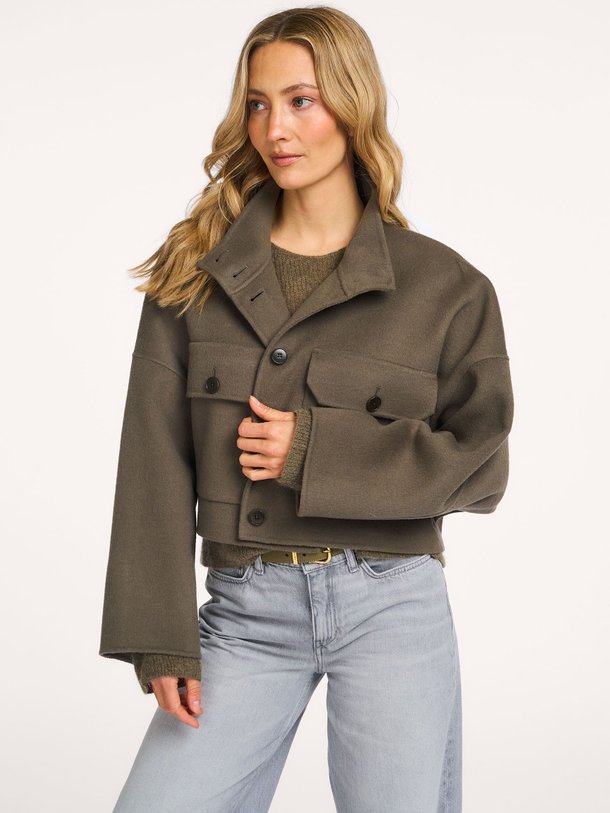 Ontdek de Arklow wolmix mantel van Drykorn in de kleur Groen bij Orangebag. Op werkdagen voor 21:45 besteld, morgen in huis.