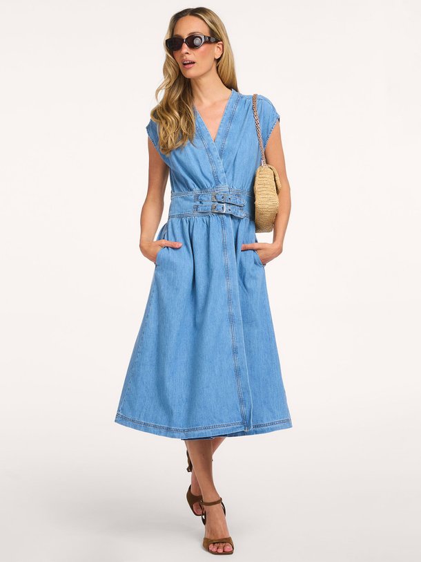 Ontdek de Love denim jurk van ba&sh in de kleur Blauw bij Orangebag. Op werkdagen voor 21:45 besteld, morgen in huis.