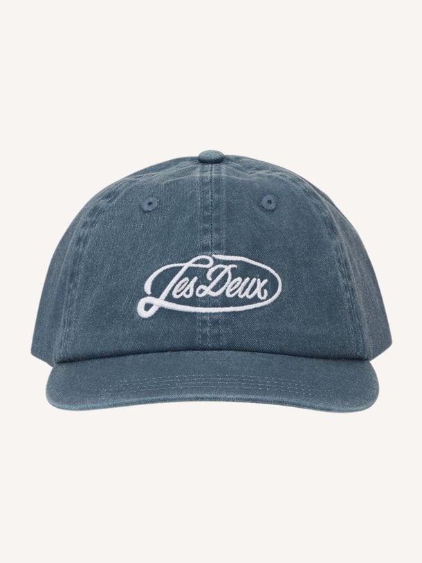 Ontdek de Organic cotton logo pet van Les Deux in de kleur Blauw bij Orangebag. Op werkdagen voor 21:45 besteld, morgen in huis.