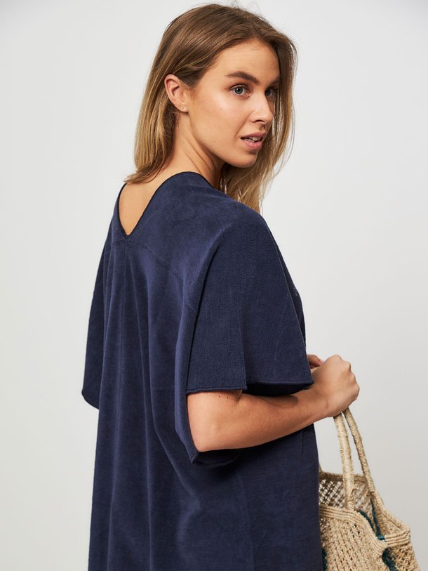 Ontdek de Kaftan katoenen badstof maxi jurk van Speezys in de kleur donkerblauw bij Orangebag. Op werkdagen voor 21:45 besteld, morgen in huis.
