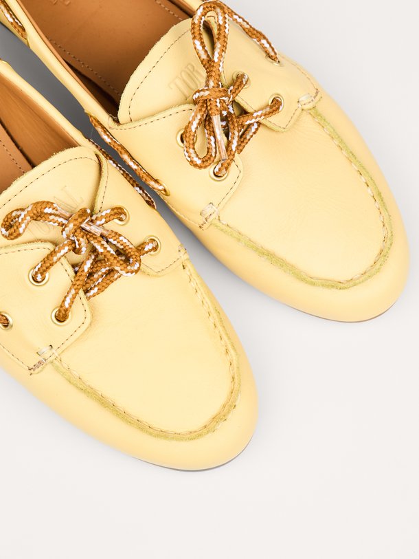 Ontdek de Kimana lederen loafers van Toral in de kleur Geel bij Orangebag. Op werkdagen voor 21:45 besteld, morgen in huis.